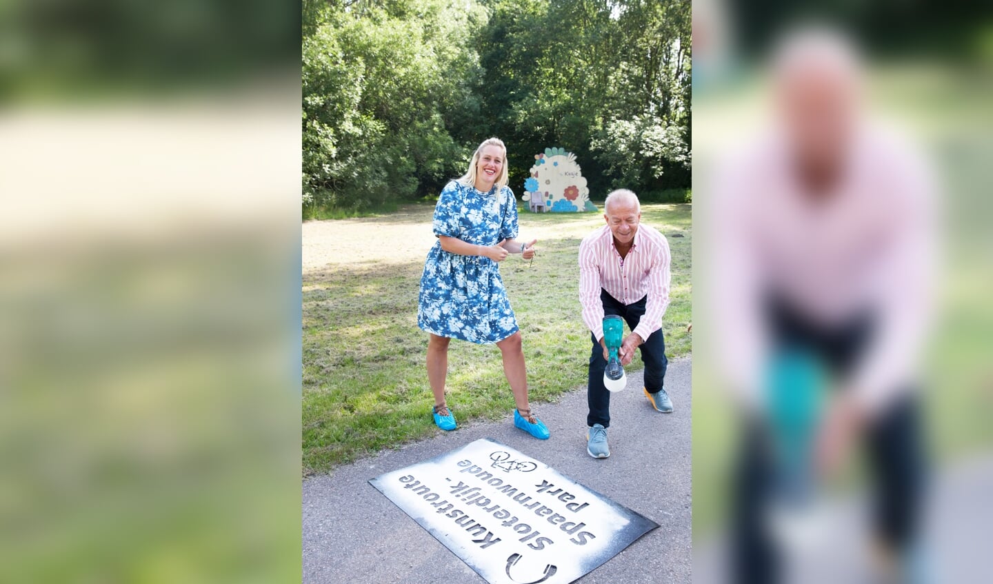 Ronald Mauer, voormalig stadsdeel bestuurder Amsterdam Nieuw West, en Elise Bos Eyssen programmamanager Spaarnwoude Park, mochten de eerste krijtuiting doen.