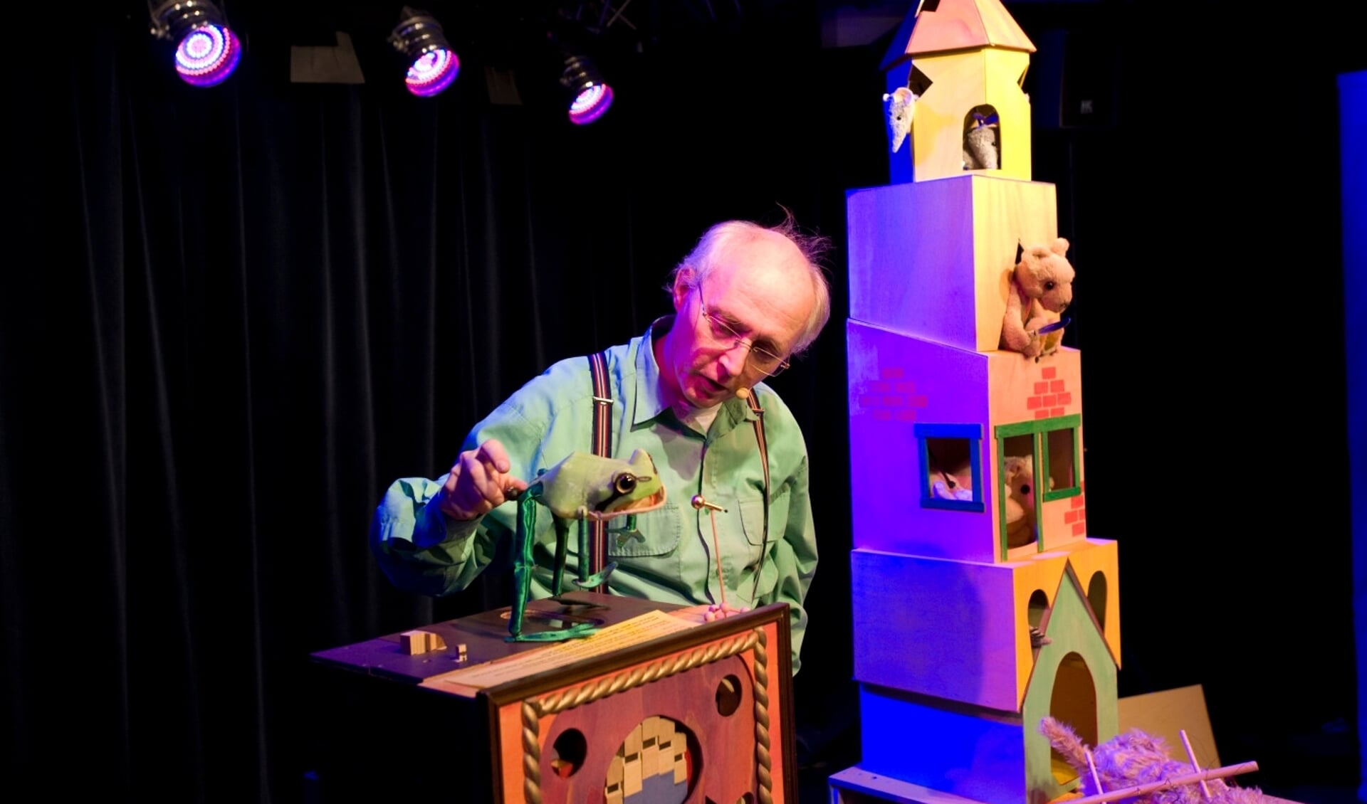 Jacobus Wieman speelt de voorstelling 'Zeven kikkertjes' in Theater Zuidplein.