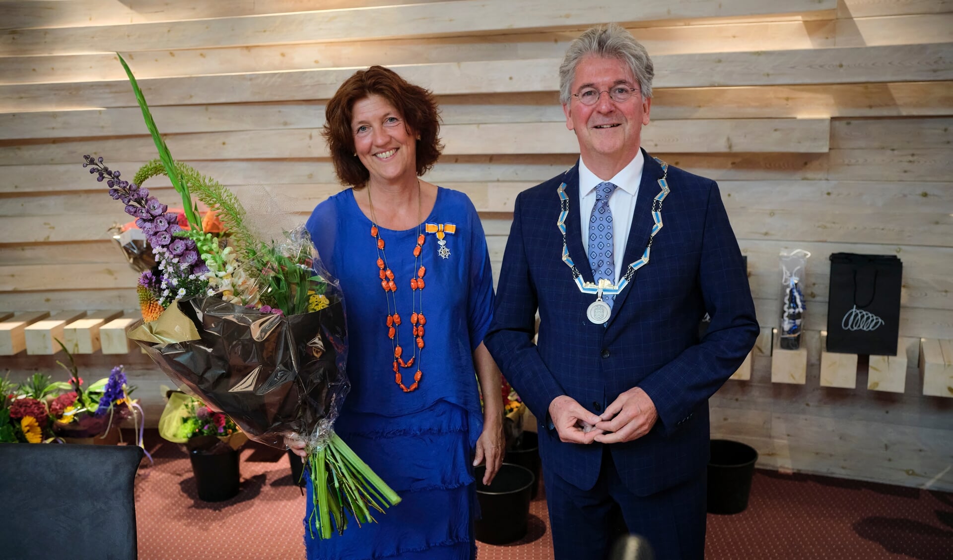 Henrike Heijboer ontvangt een koninklijke onderscheiding van burgemeester Haan.