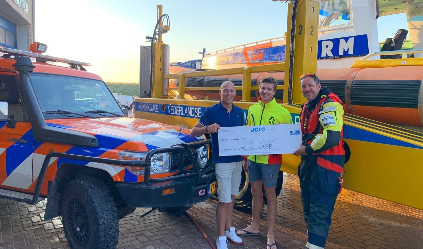 De KNRM, afdeling Egmond krijgt een cheque ter waarde van 1500 euro.