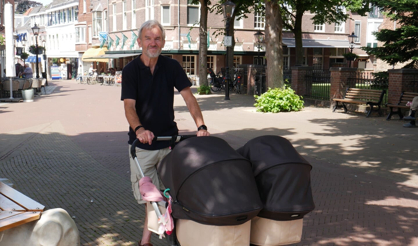 Oppasopa Jan (67) en zijn vrouw zijn blij met het winkelaanbod in Oud Rijswijk: "Alles is op loopafstand."