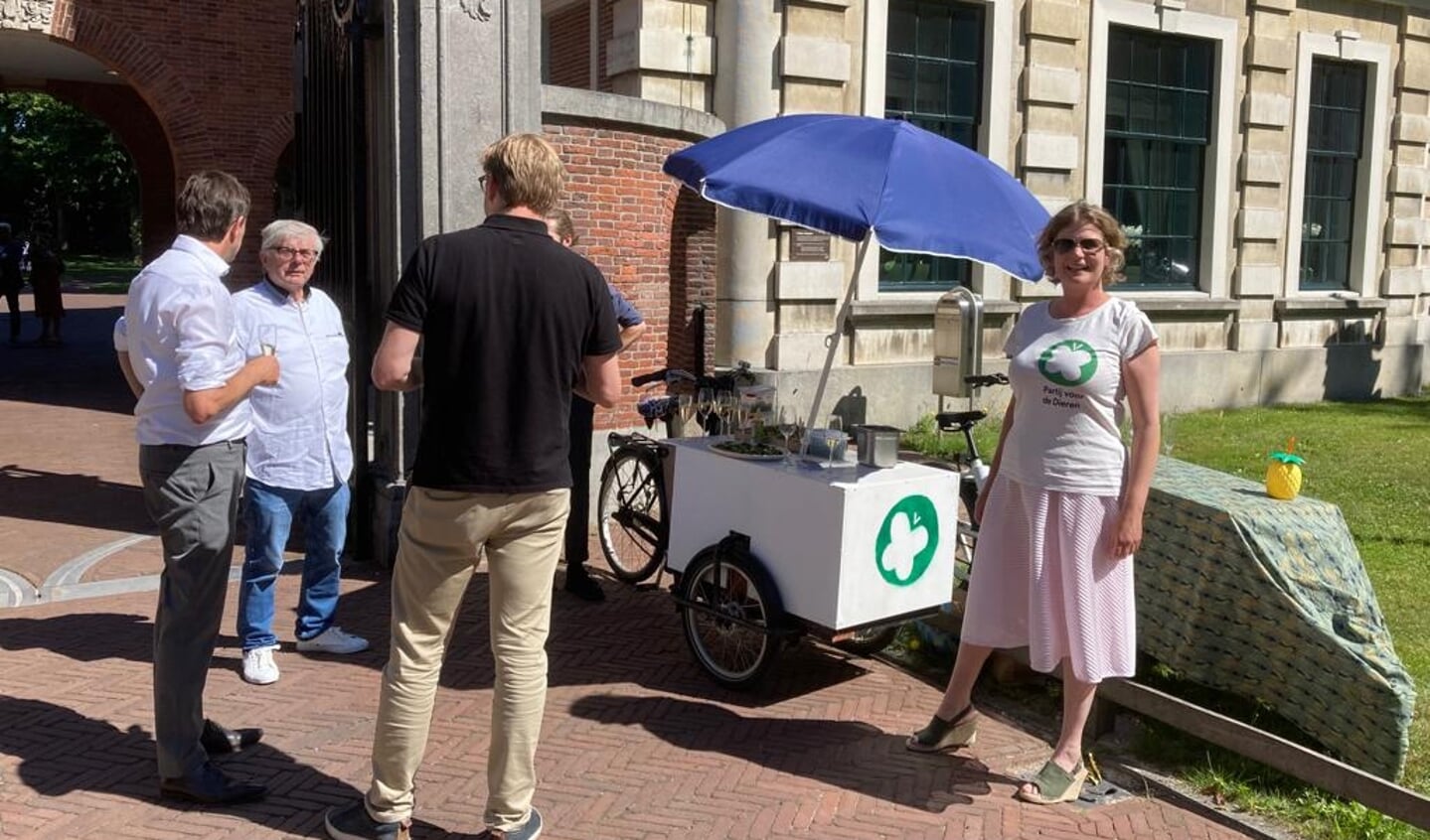 Raadslid Janneke Moedt bij de mobiele Veganmobile bij hetProvinciehuis Haarlem.