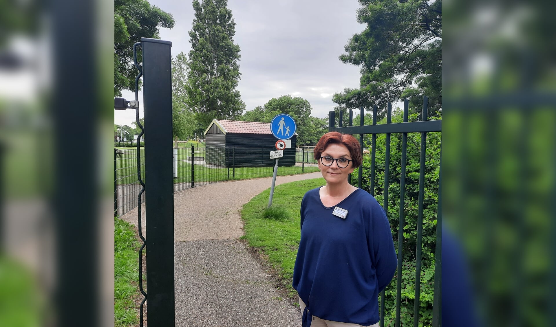 Angelique bij de ingang van het wandelpad aan de kant van het Hoekweid 