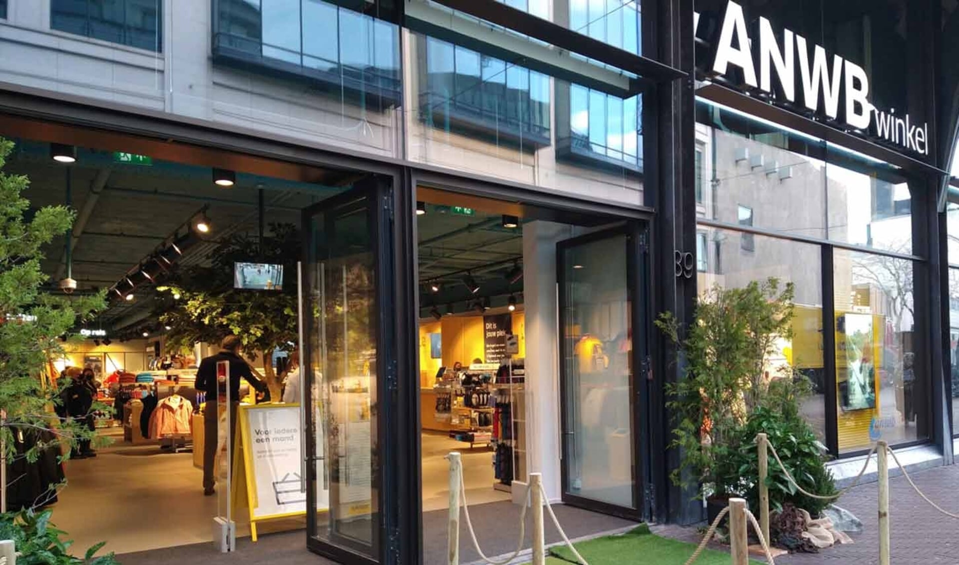 In de week waarin de ANWB-winkel in de Bogaard gesloten is, kunnen klanten terecht bij de dichtstbijzijnde vestigingen in Delft of in Den Haag centrum (foto).