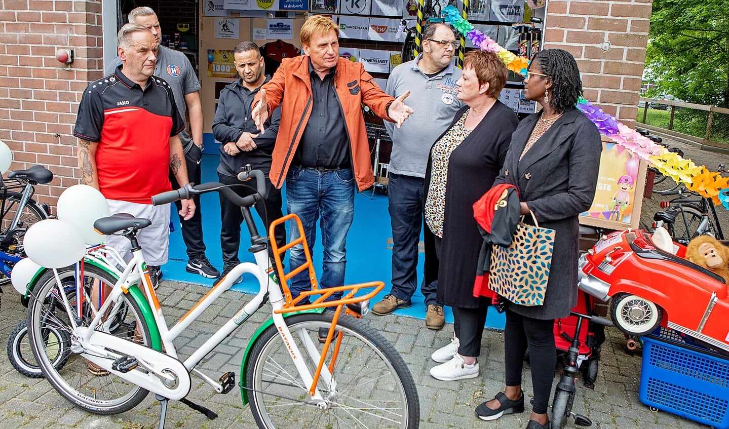 De 1001e fiets nam Urmie Seedorf (r) van stichting AyúdaMe in ontvangst namens de 20-jarige Milkiyas uit Eritrea. 