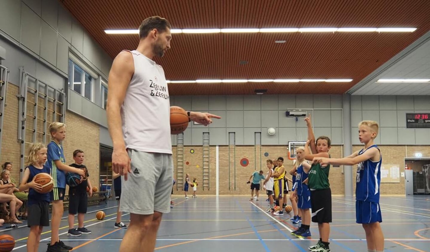 Jeroen van de List van Feyenoord Basketbal  gaf een clinic aan de jeugd.
