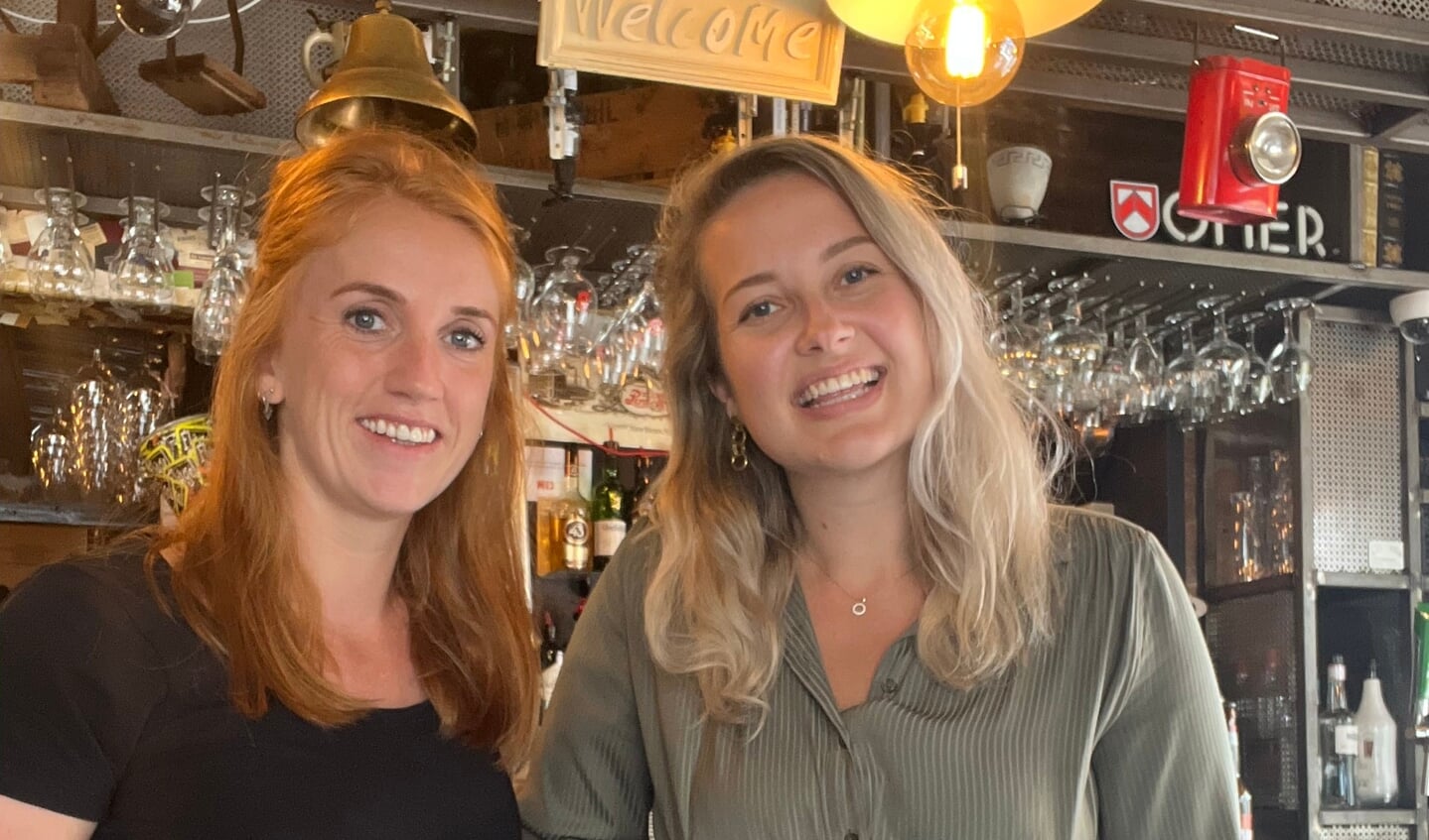 Tiffany den Ouden (l.) en Lizzy van der Hoven zoeken Westlands komedie-talent.