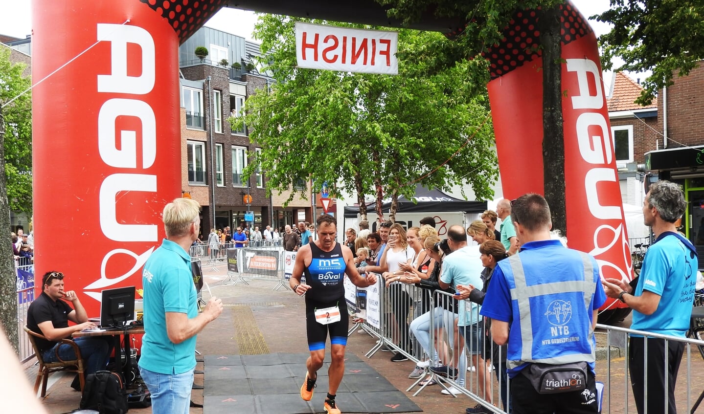 Patrick Kingma passeert de finish bij de Triatlon in 2019.