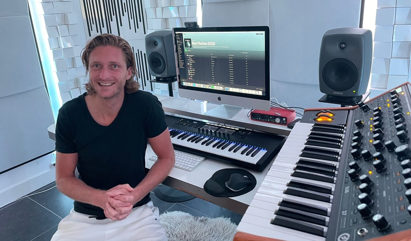 Michel Ranzijn in zijn studio: ''Laat je betoveren.''