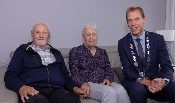 Vrijdag kreeg het echtpaar Reisser bezoek van locoburgemeester Nils Langedijk, om ze te feliciteren met het diamanten huwelijk.