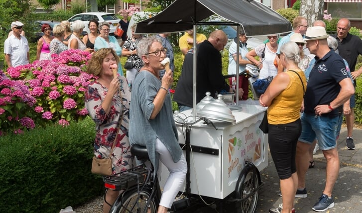 Kitty Boel-Dix, hier genietend van een ijsje tijdens de Walk van 2018, overleed in december 2020. Links Wendy kok van inloophuis Wij Allemaal.