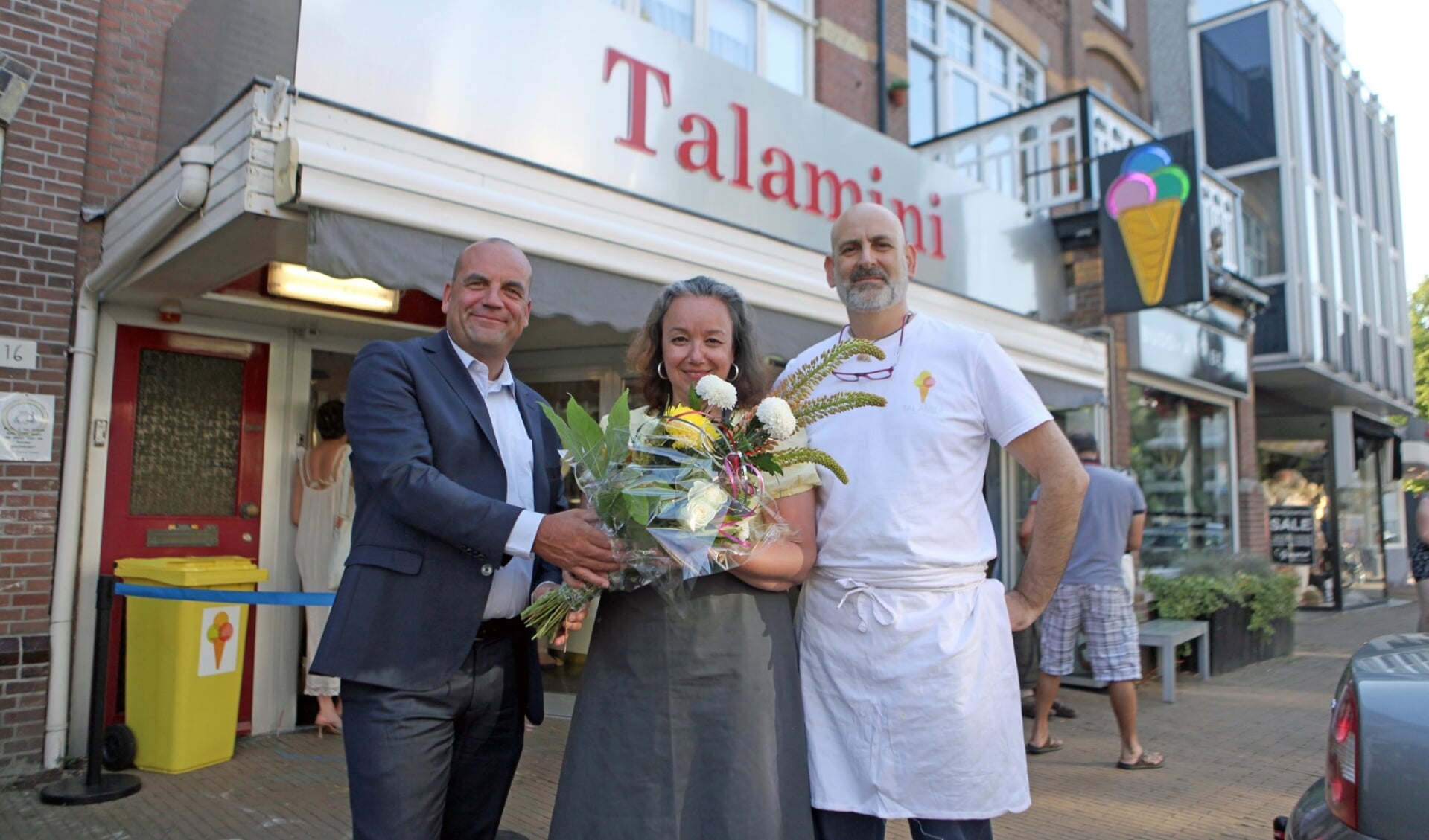 Van Damme feliciteerde de huidige eigenares Claudia Talamini en mede-eigenaar Marco Ruggeri met het 85-jarig bestaan van het familiebedrijf. 