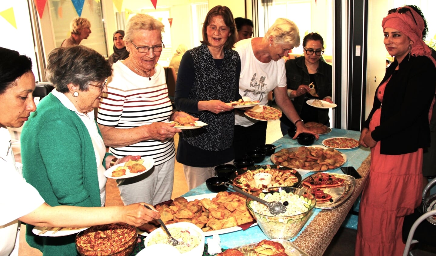 Het uitgebreide lopend buffet was bereid door bewoners uit de Muziekbuurt.