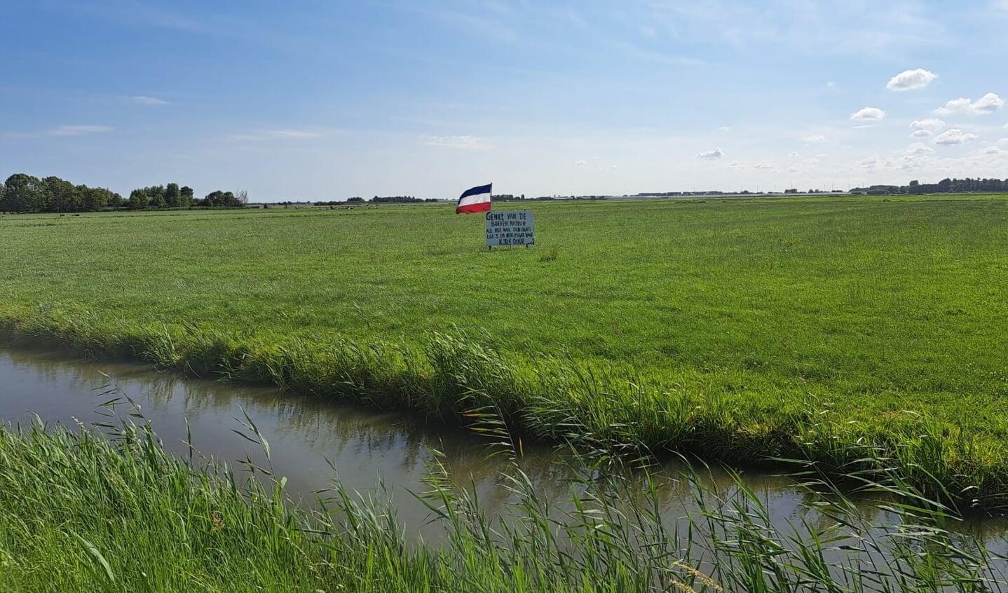 Een spanddoek in een veld bij de kruising van de N468 en de N223 (weg van Den Hoorn naar De Lier).