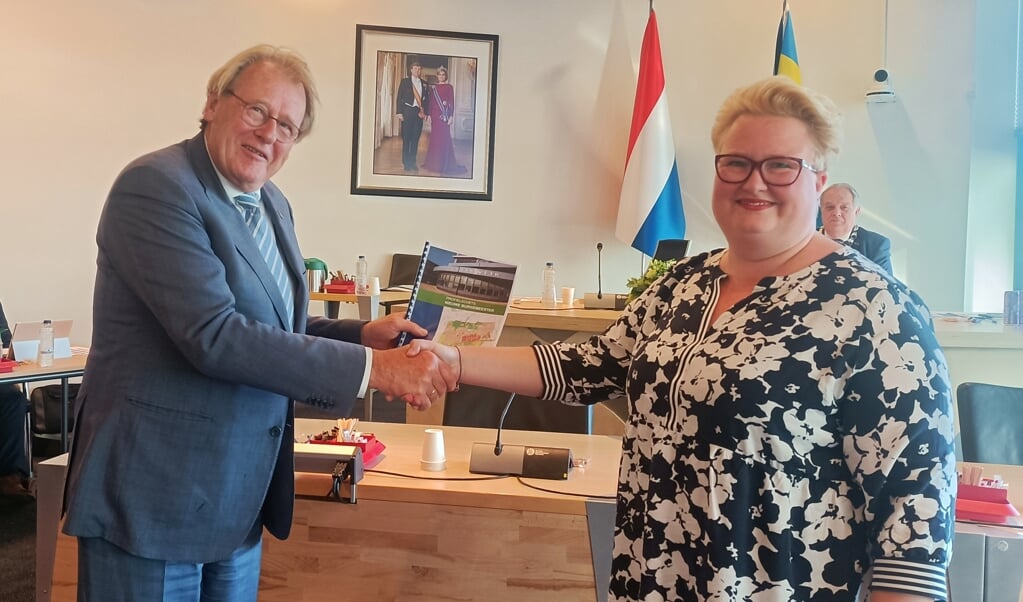 Bij het selecteren van de juiste twee kandidaten is de profielschets belangrijk, die op 1 juni namens de gemeente door Irene Jansen-Dirkx werd overhandigd aan Jaap Smit, de Commissaris van de Koning.