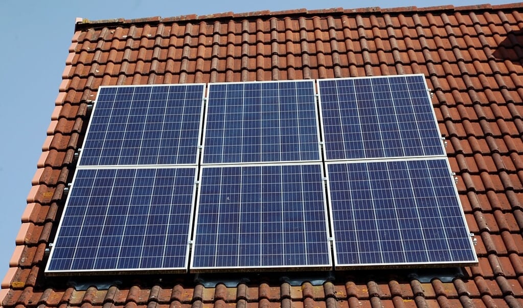 Stichting Opmeer Denkt Mee ziet liever zonnepanelen op dak dan in het agrarisch landschap.