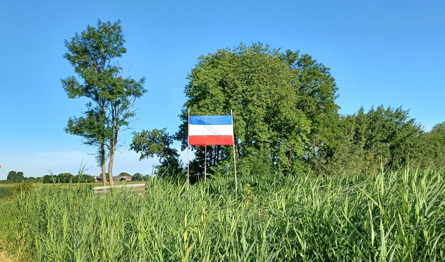 Een omgekeerde vlag maandagochtend in een veld langs de N223. Een omgekeerde vlag geeft aan dat er niet naar het volk wordt geluisterd.