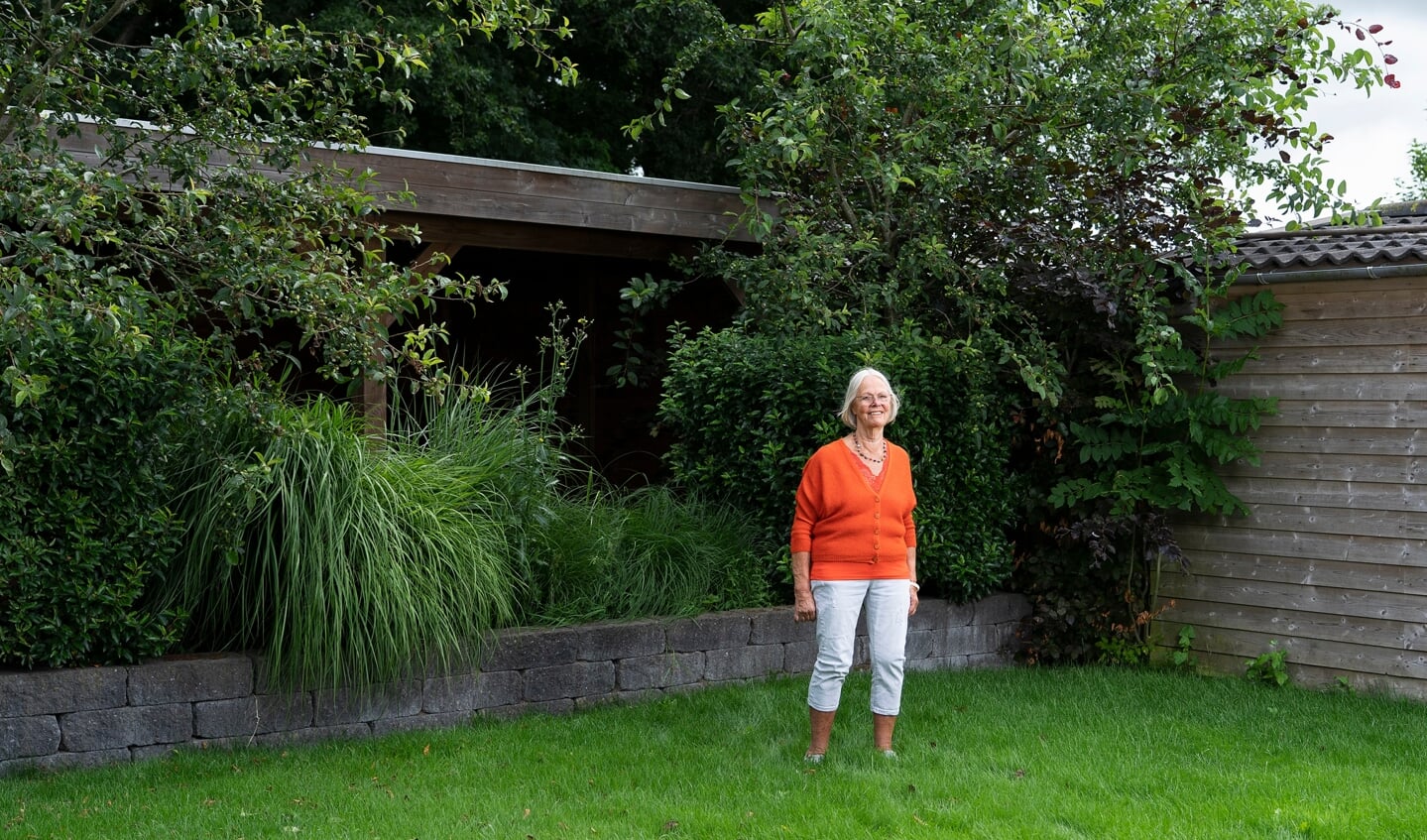 Jantien staat op de plek waar haar mantelzorgwoning komt te staan, bij haar dochter in de tuin.