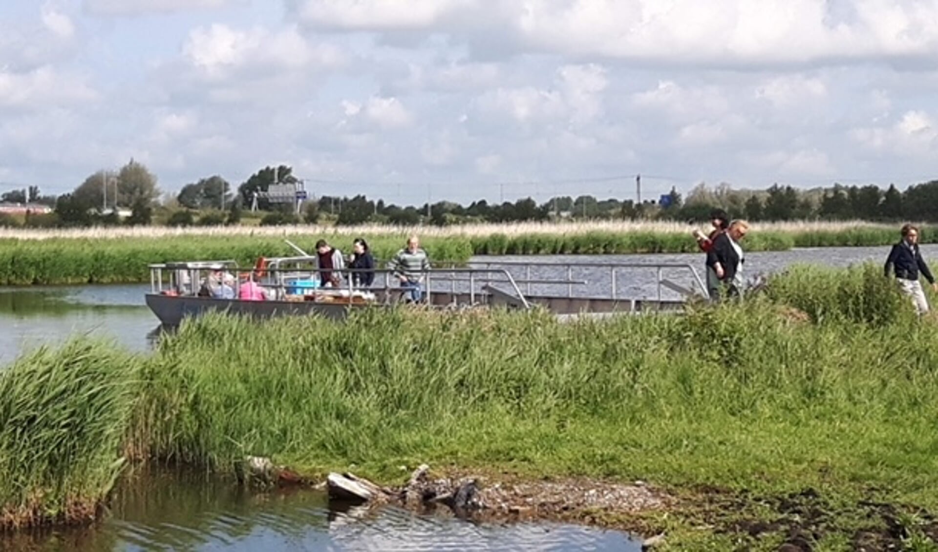 Mooie vaartocht langs runderen en weilanden met de Koeman Express.