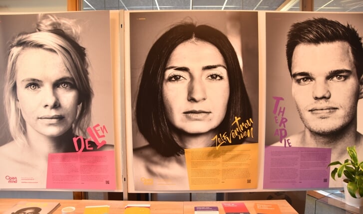 De tentoonstelling toont portretten van 35 jonge mensen die open zijn over hun mentale gezondheid. 