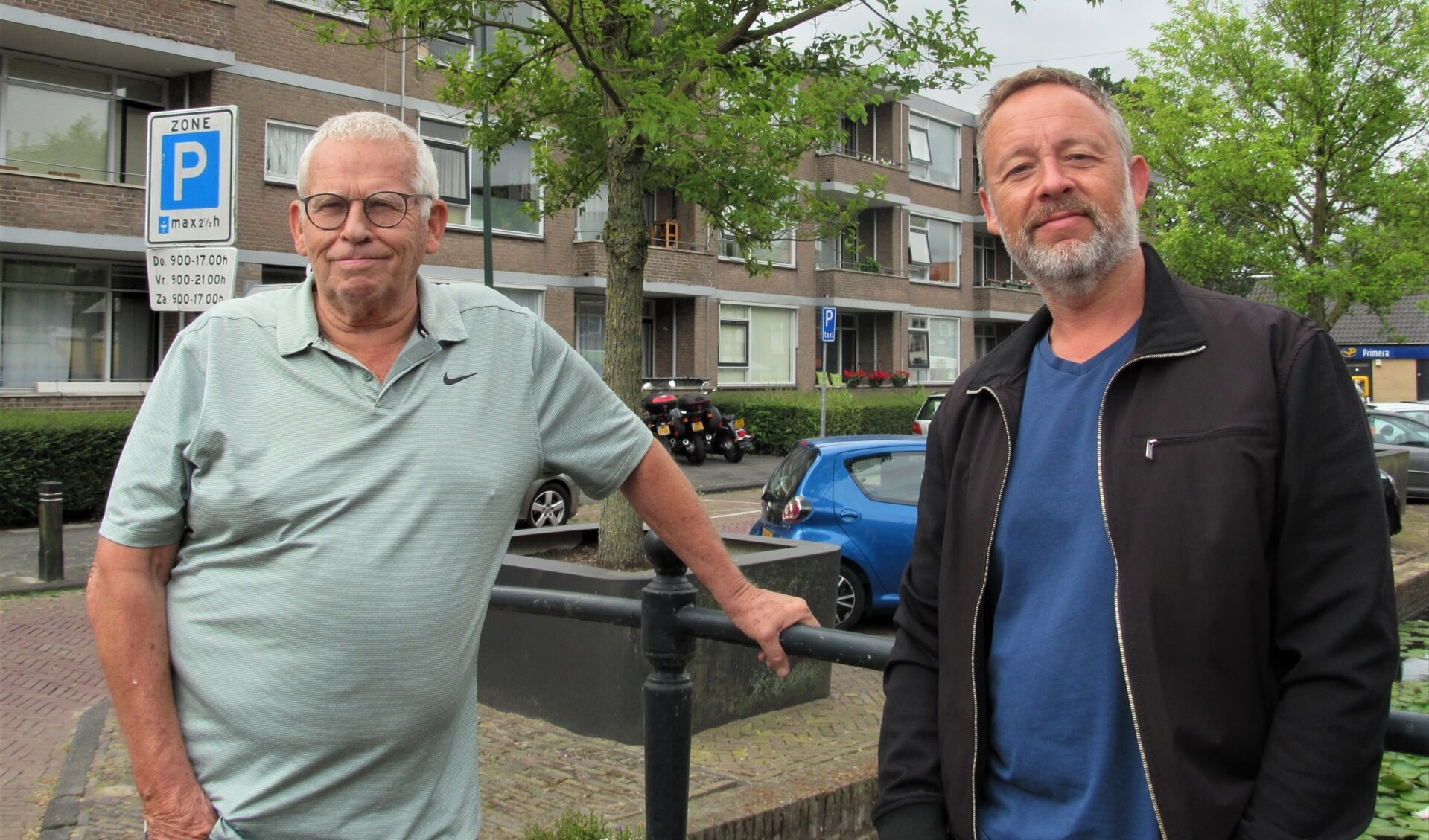 Frank Stolk en Randolp Plomp voor de Vliet die op termijn plaats moet maken voor nieuwbouw. De rechter bepaalde onlangs dat het plan opgeschort moet worden.