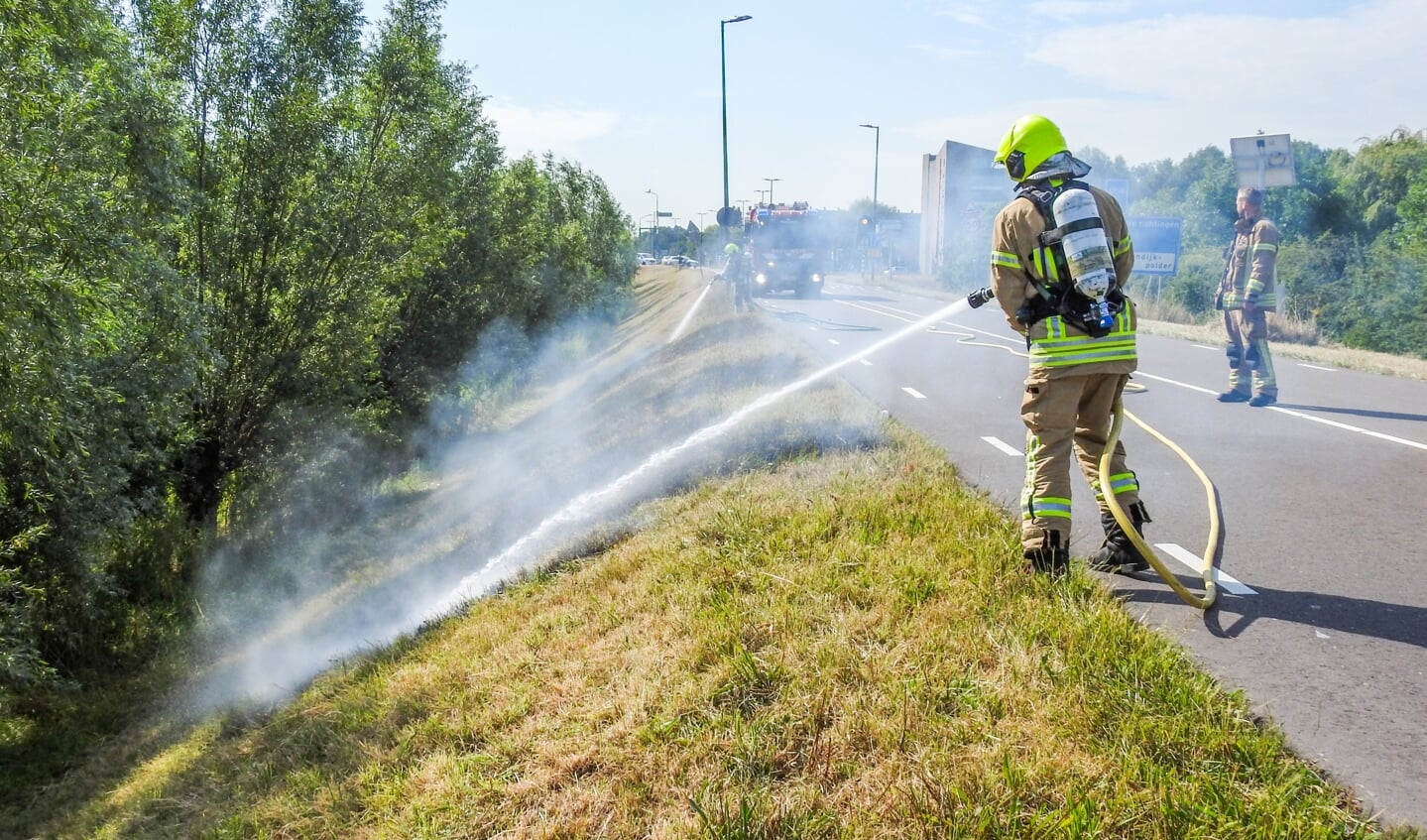 Forse rookontwikkeling bij twee bermbranden op de Maasdijk tussen Maassluis en Maasdijk