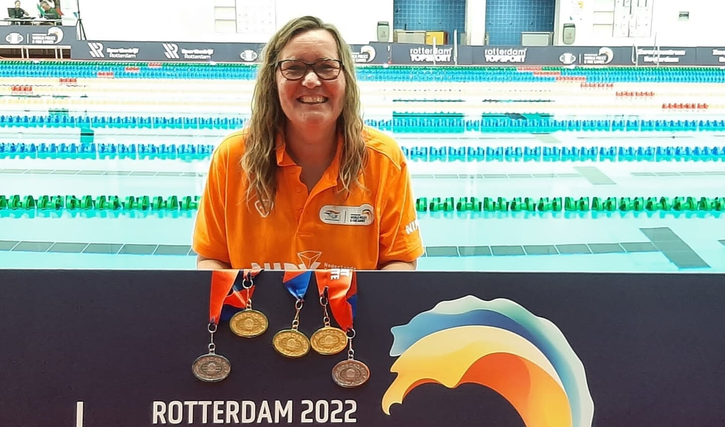 Met trots laat brandweervrouw Sandra Don haar vijf medailles zien behaald op de World Police & Fire Games in Rotterdam.