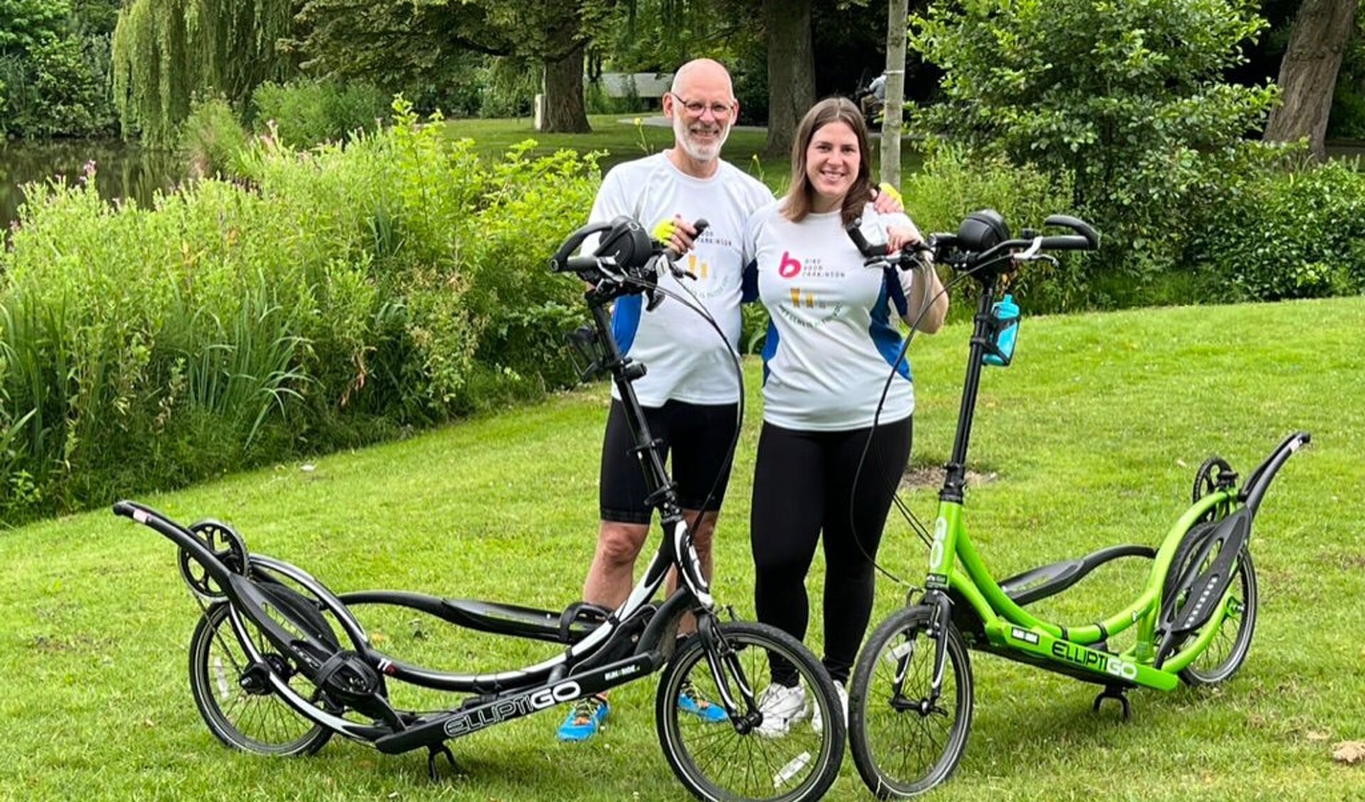 Jan van Hasselt met zijn dochter Lotte bezig aan de laatste voorbereidingen voor de Parkinson on Tour, een tocht van vijfhonderd kilometer op zijn elliptigo.