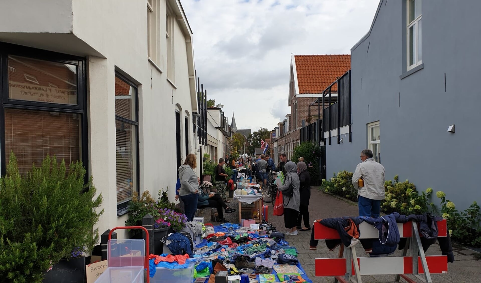 Gezellige rommelmarkt in historische 1e Landdwarsstraat