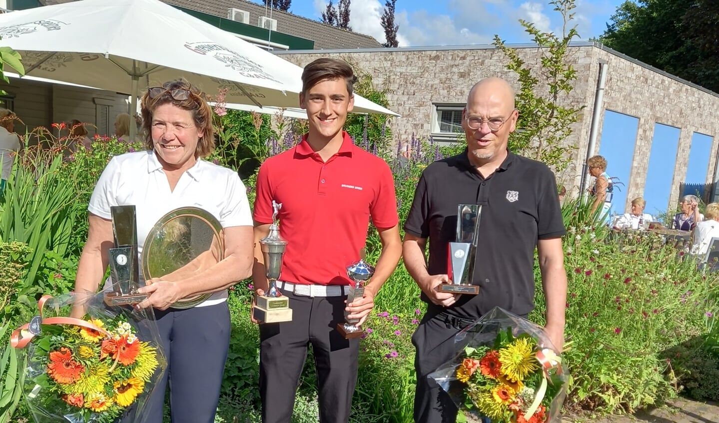 De clubkampioenen met vlnr Marja Spreij, Lorenzo van Niekerk en Robbert-Paul Verkade