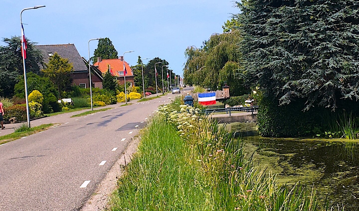In het buitengebied van Alphen zie je veel omgekeerde vlaggen.