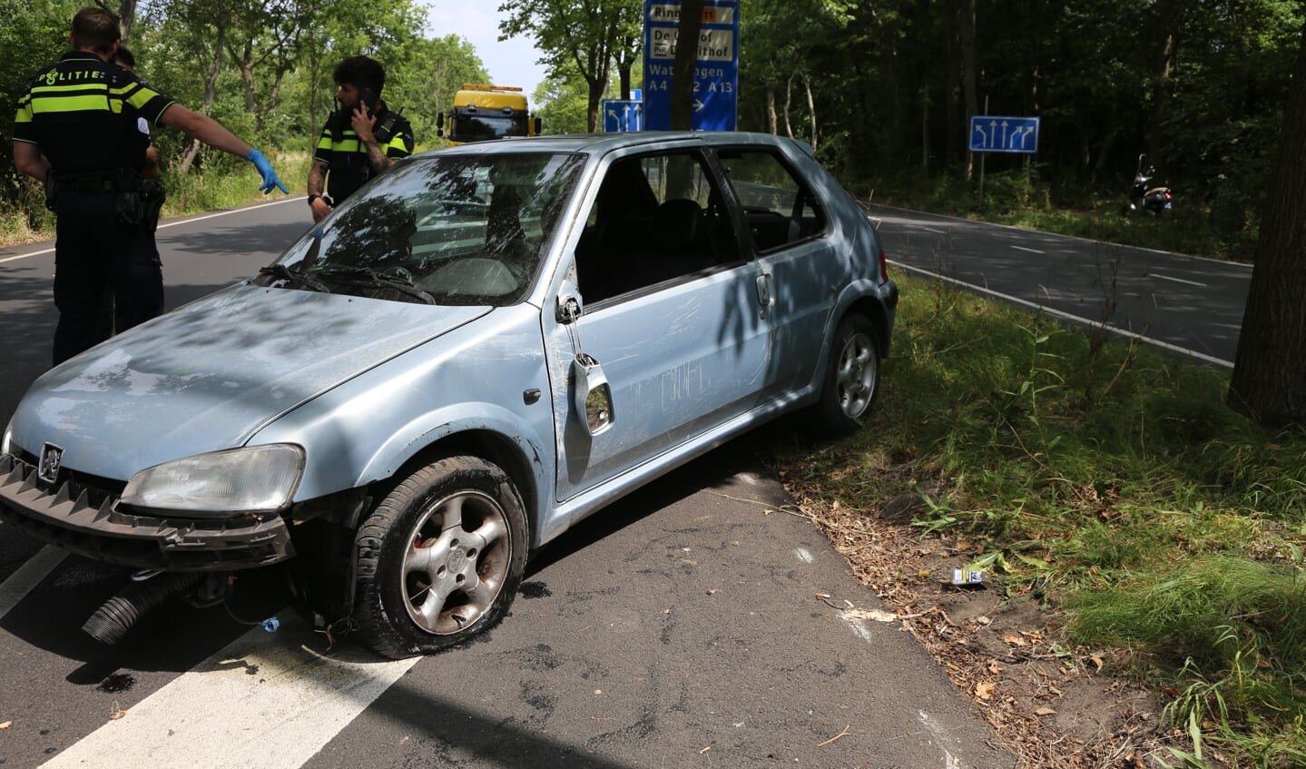 Fors eenzijdig ongeval op de Nieuweweg in Den Haag, personenauto door politieberger meegenomen
