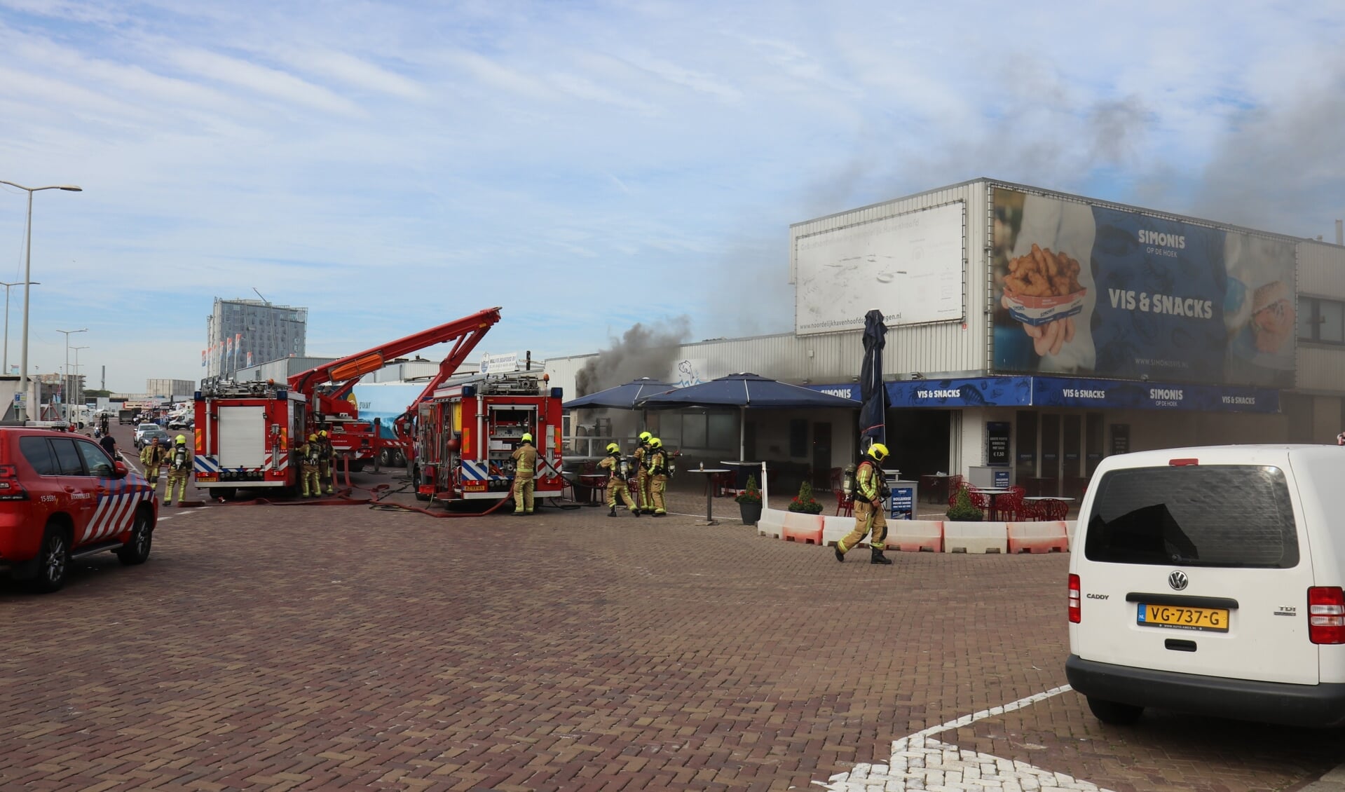 Grote brand bij vishandel aan de Visafslagweg in Scheveningen.