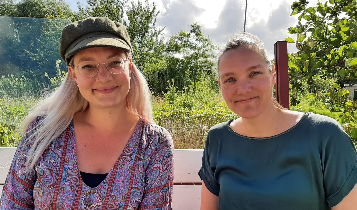 Opbouwwerkers van DOCK Haarlem Anouk Bliek en Antsje Zeldenrust.