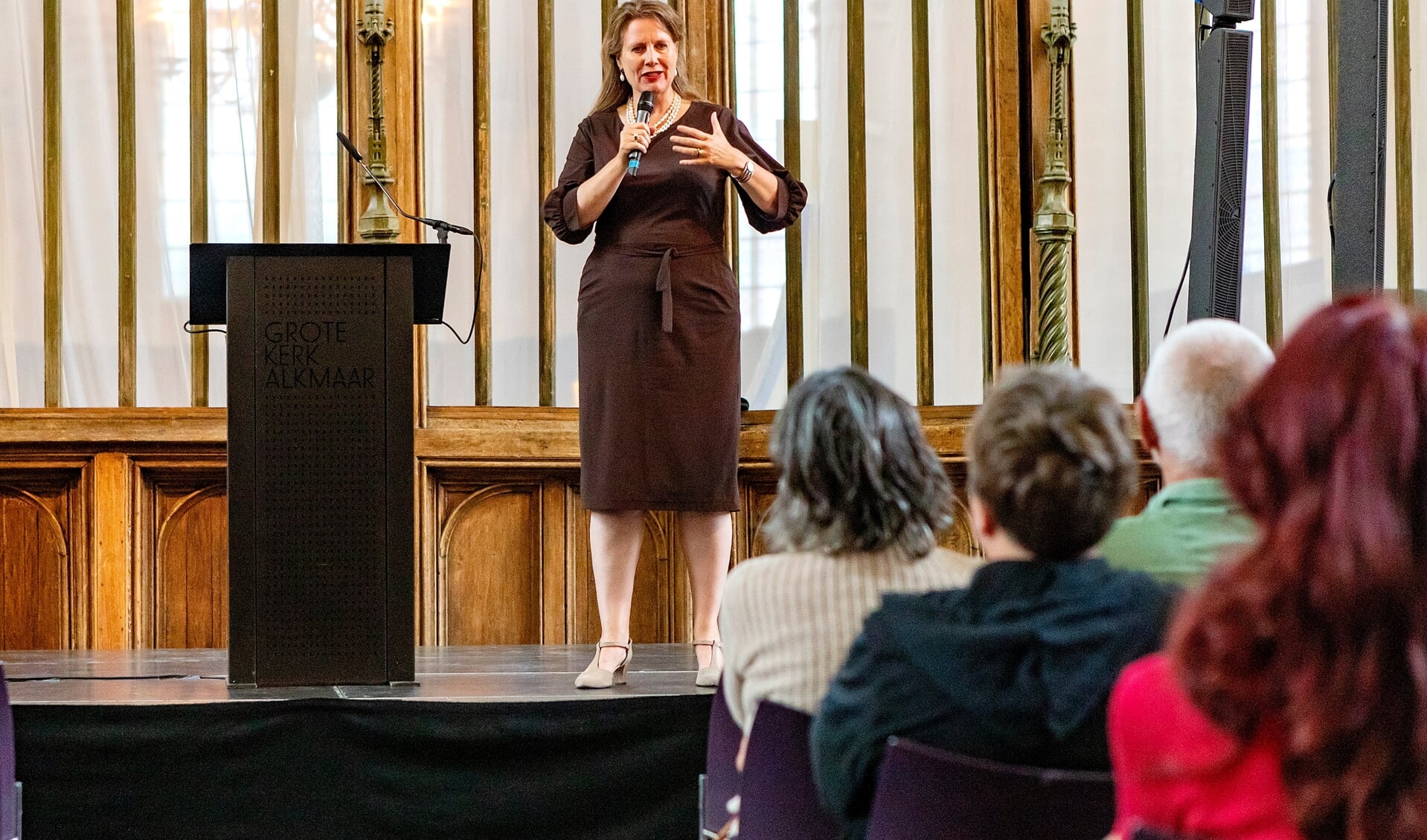 Burgemeester Anja Schouten opent 'De Grote Sessie' in de Grote Kerk.