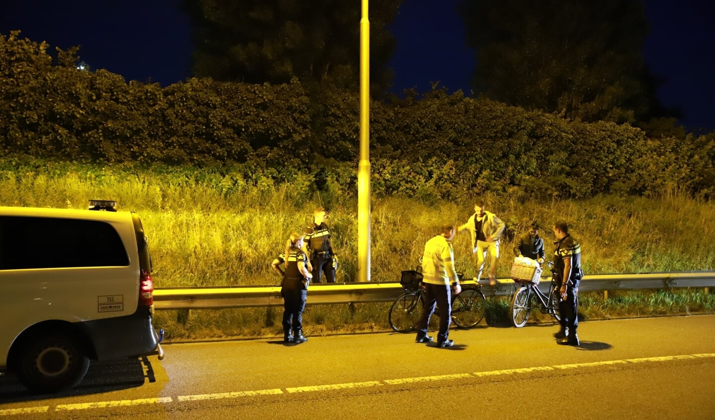 De fietsers vonden het een goed plan over de snelweg naar de Polakweg in Rijswijk te fietsen.
