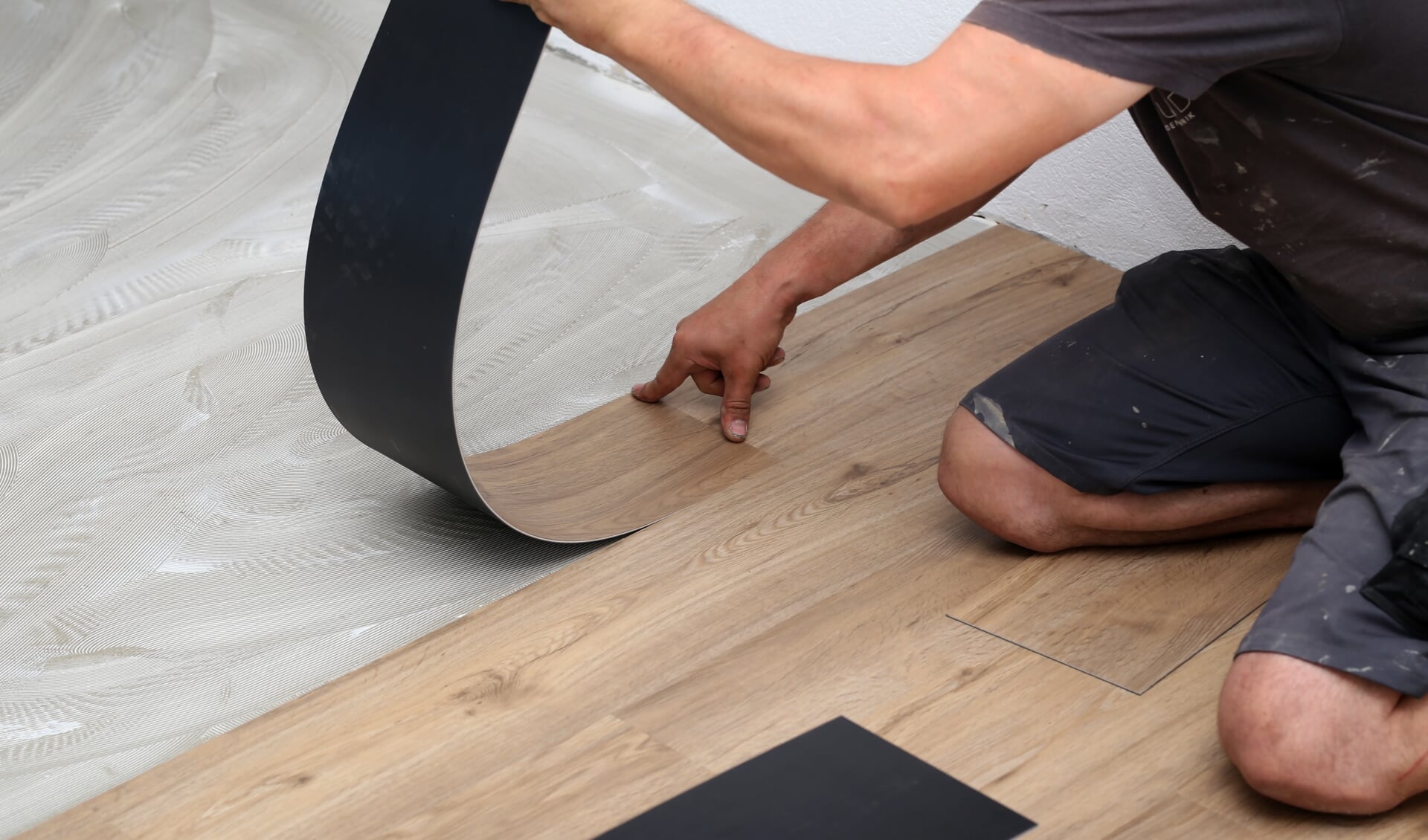 De PVC-vloer is bijna niet van een echte houten vloer te onderscheiden.
