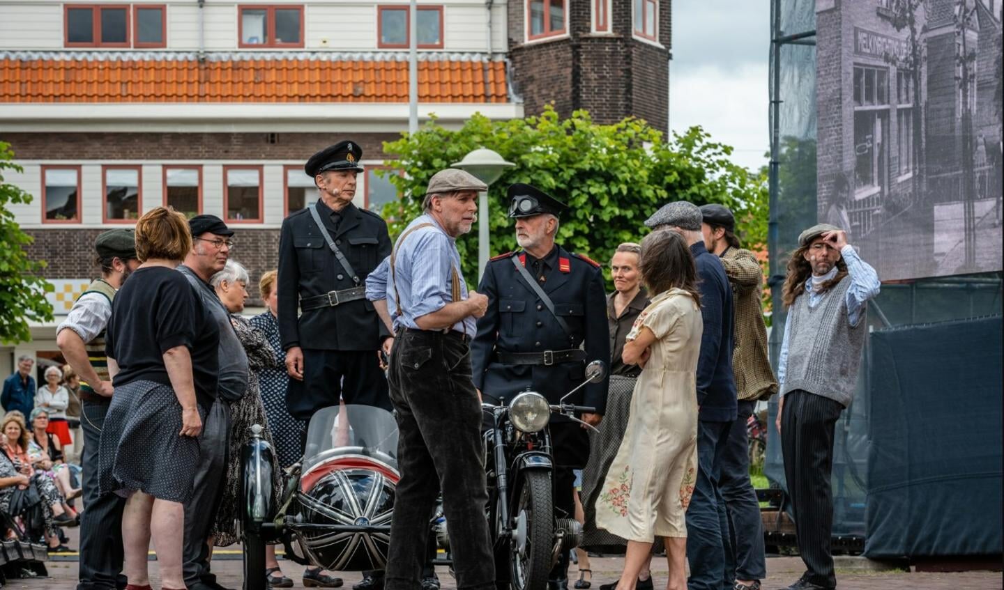 De provocatie, vlak voor de oorlog, van de ‘rooien’ van het Blauwe Zand door NSB-leider Anton Mussert, gezongen door Chris Bernart. Op de voorgrond, met pet, tekstschrijver en regisseur John Lust.