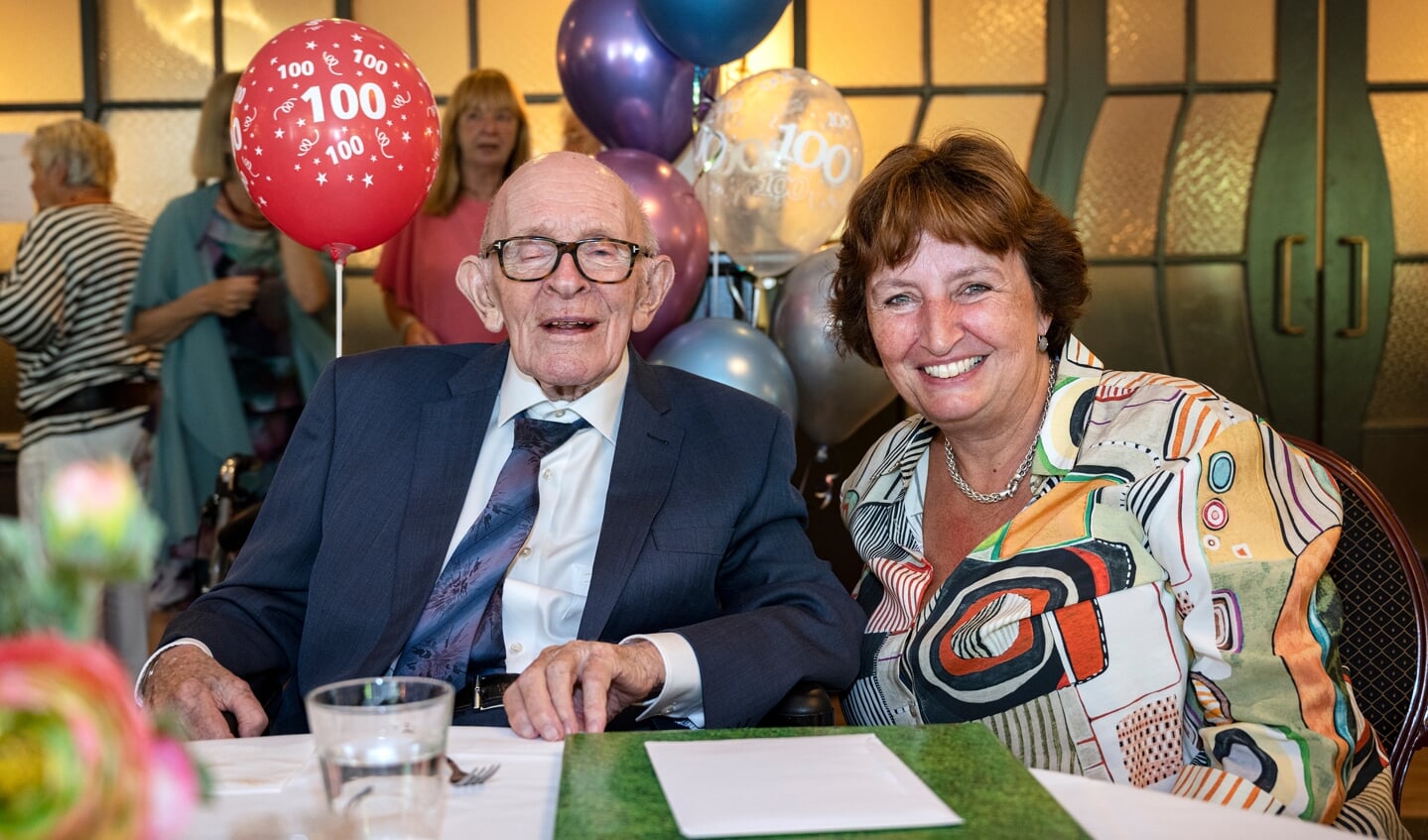 George Jansen is 100 geworden. Burgemeester Spies kwam op bezoek.