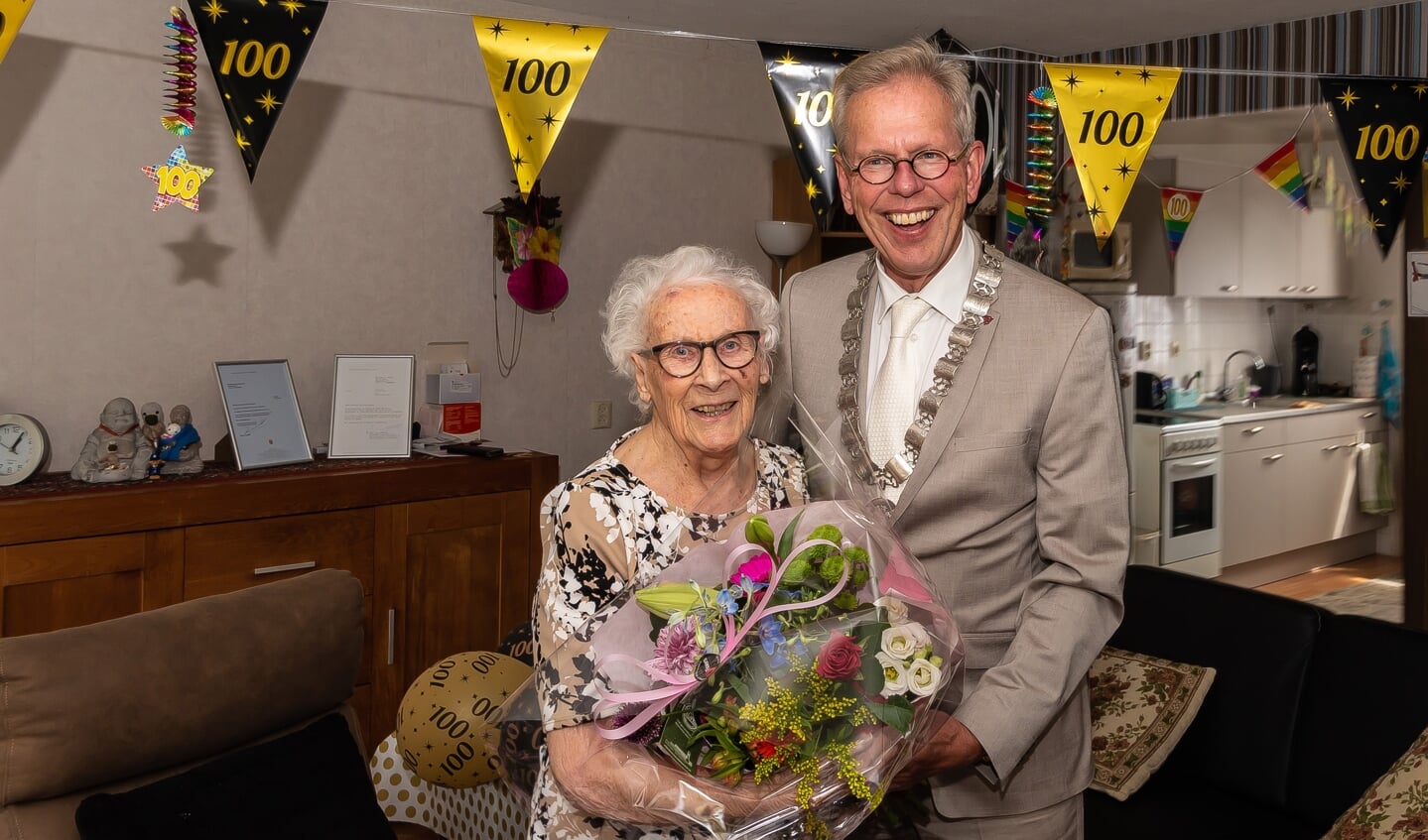 Greet Bosch-Van Beijnen met de burgemeester. "Ik wilde hem heel graag ontmoeten."