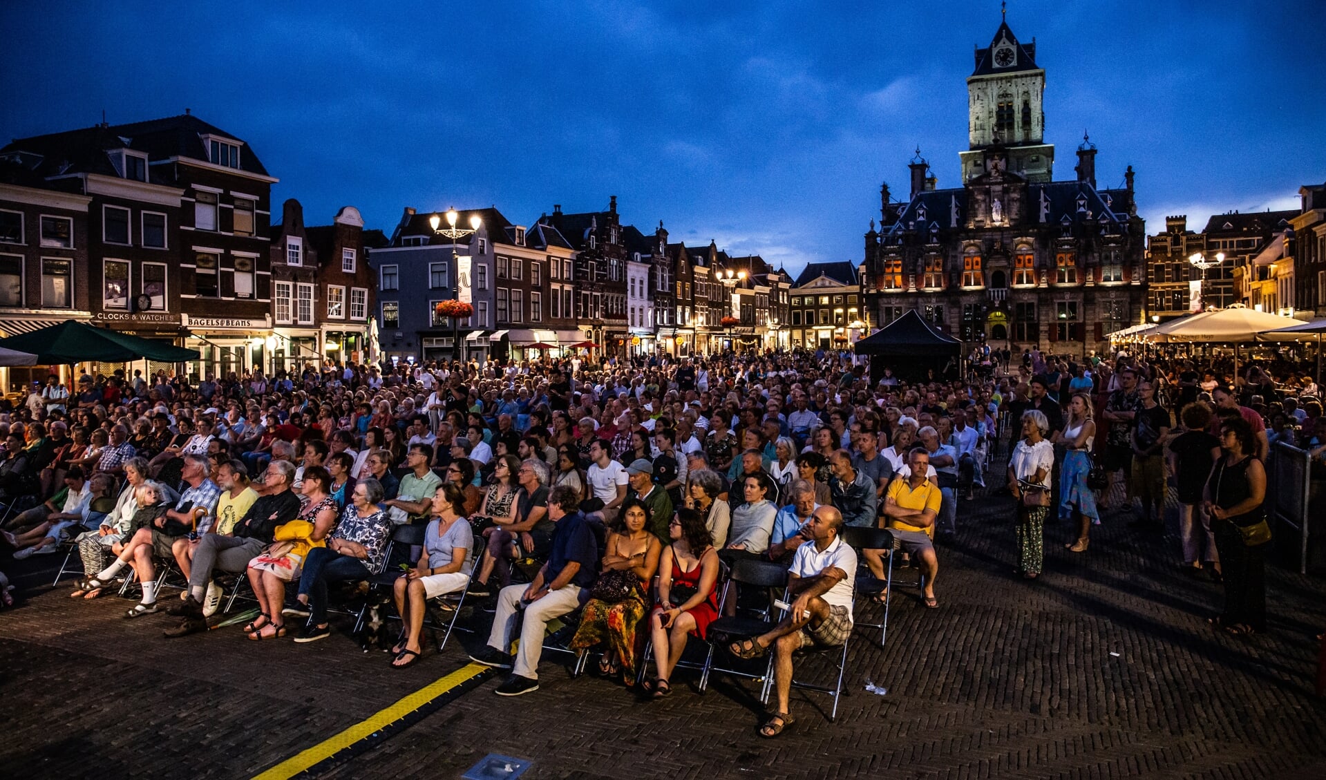 Het openluchtconcert vindt plaats op de Markt in Delft. 