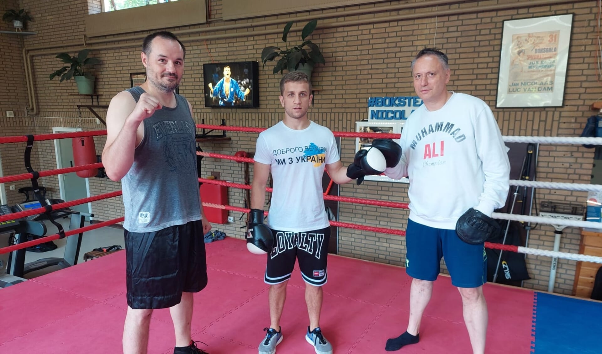 Aliaksei Bulat (l) en Yuri Chumak (m) trainen graag in de sportschool van Vincent Stikkelorum (r).