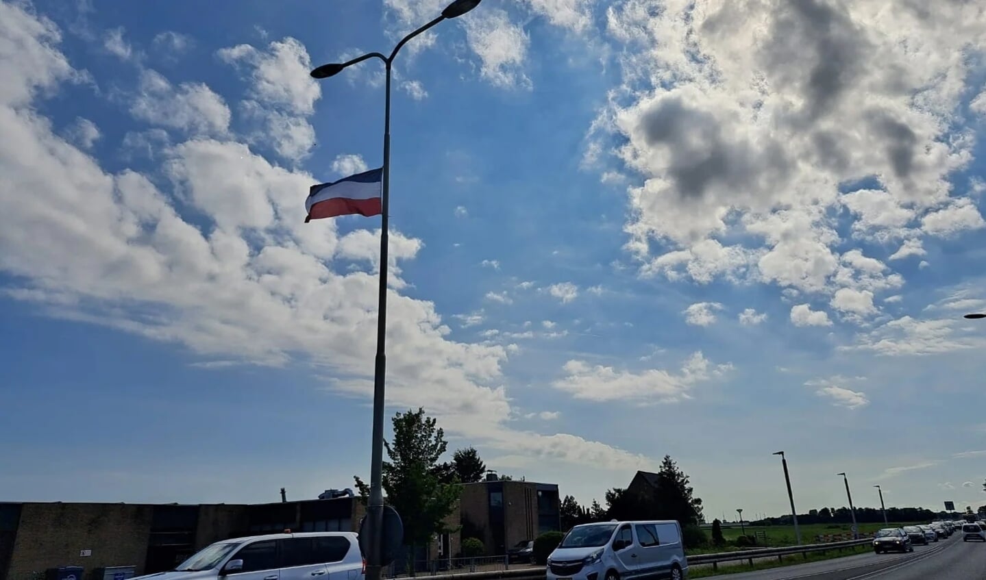 De protestvlaggen vormen volgens de provincie een gevaar voor het verkeer.