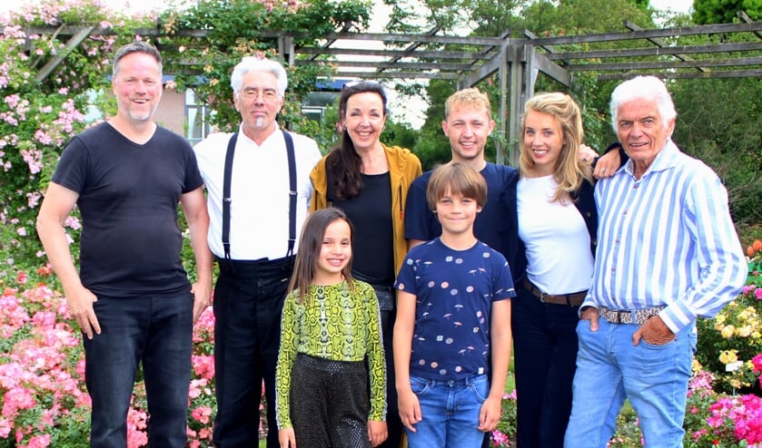 De hele cast in het Rosarium: vlnr Hanno van der Loo, Erik Brey, Frédérique Sluyterman van Loo, Jary Sluijter, Tess Merlot, Ben Cramer, helemaal vooraan Maysam en Tom.