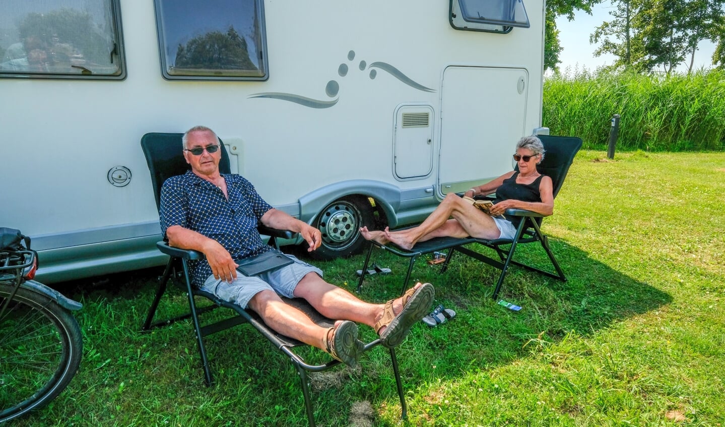 Het echtpaar Kroeze uit Emmen in de schaduw van hun camper bij het Zwaansmeer.