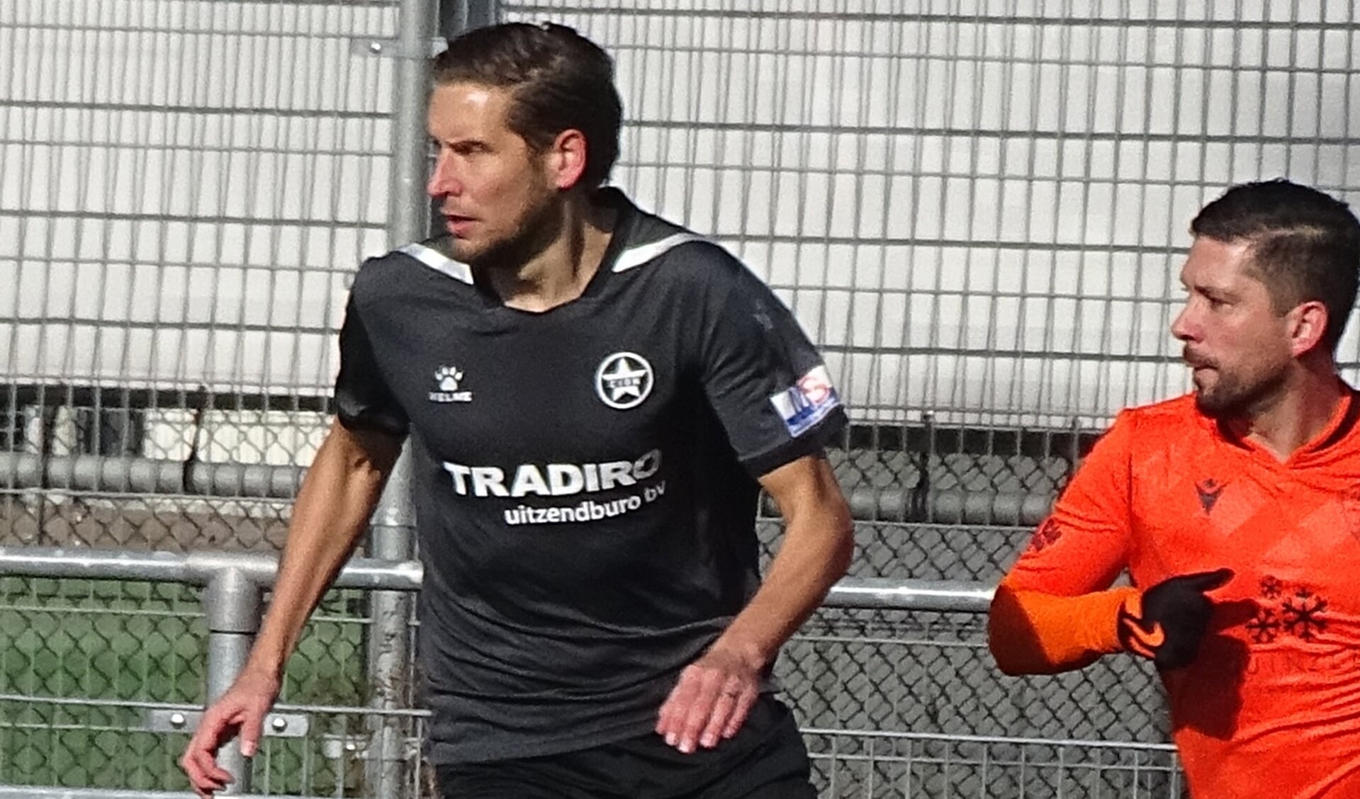 Na zeventien jaar week-in-week-uit trainen en voetballen gaat Tiemen Noordam het kalmer aan doen. (foto UWM/gsv)