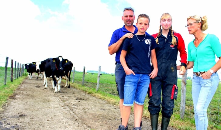 De familie Van der Hulst op hun melkveebedrijf in het Spookverlaat in Hazerswoude, vlnr Gerard, Siem, Fien en Joyce.