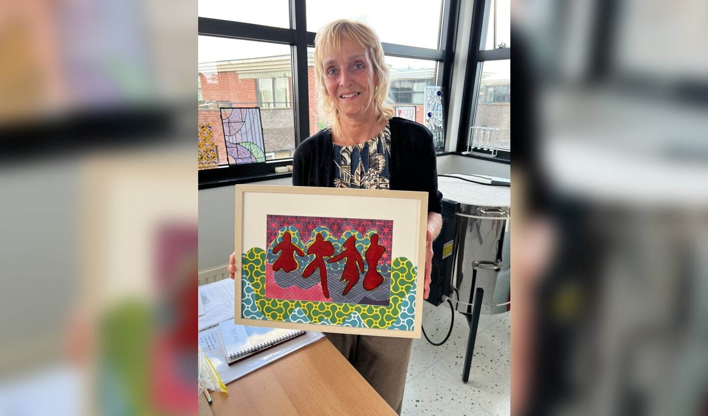 Kunstenares Petra van der Hoeven met kunstwerk ‘’Vrijheid’’ (Foto: PR)