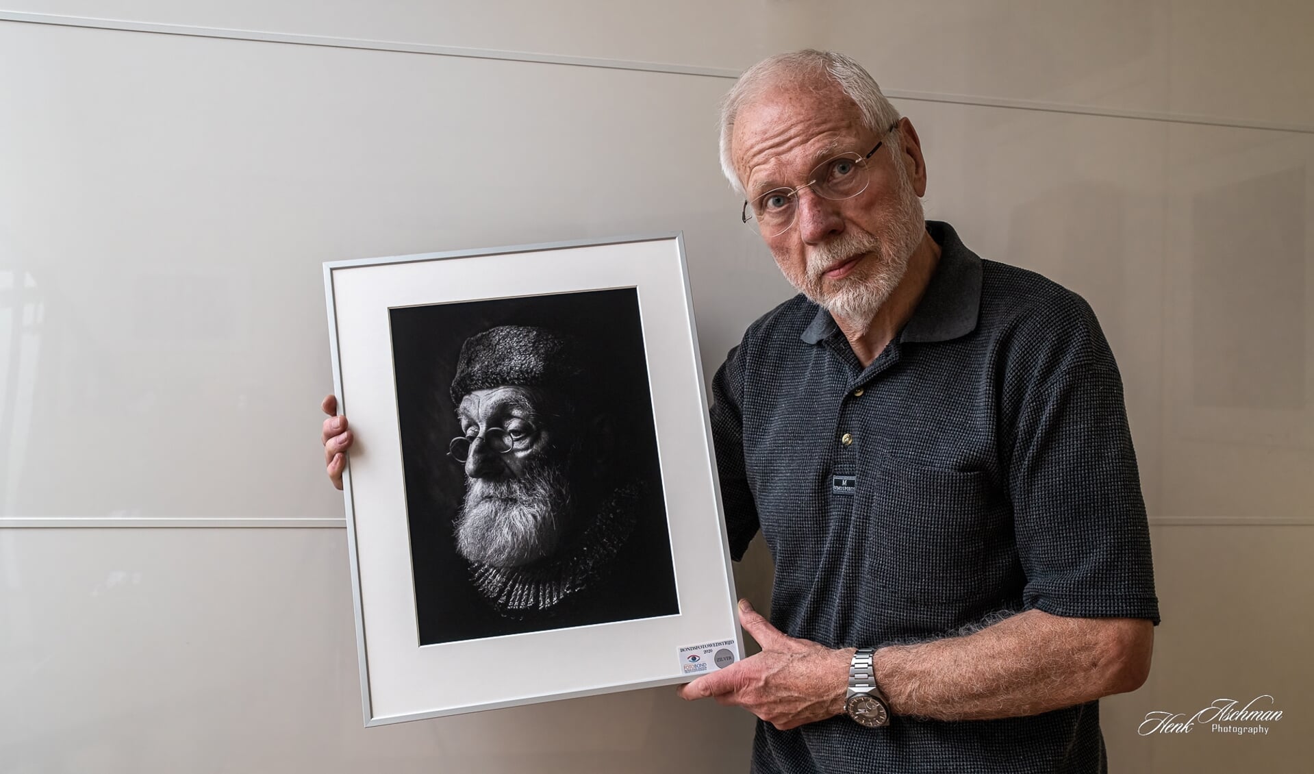 In dit (zelf)portret toont fotograaf en initiatiefnemer Henk Aschman een van zijn prijswinnende portretfoto's. 