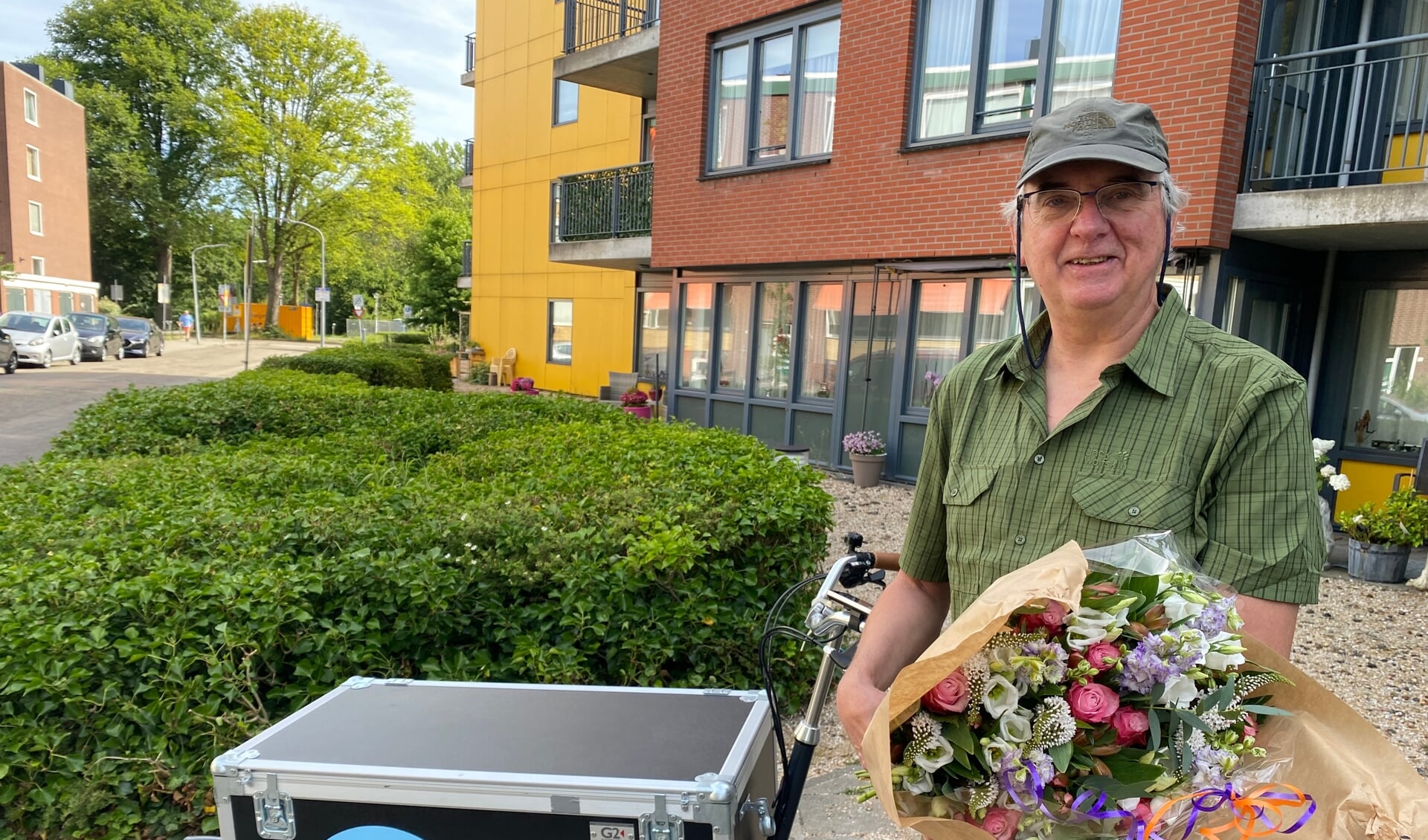 Met de BUUV fiets op pad naar de vrijwilligers. Dit is Fred van der Loo met een mooie bos bloemen.